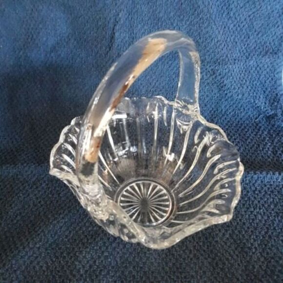 Vtg Clear Glass Wedding Basket Applied Handle Scollop Around Edge Ribbed Sides - Picture 1 of 8